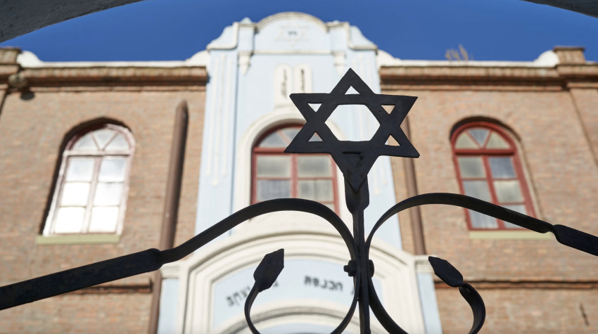 Davidstern am Tor einer Synagoge