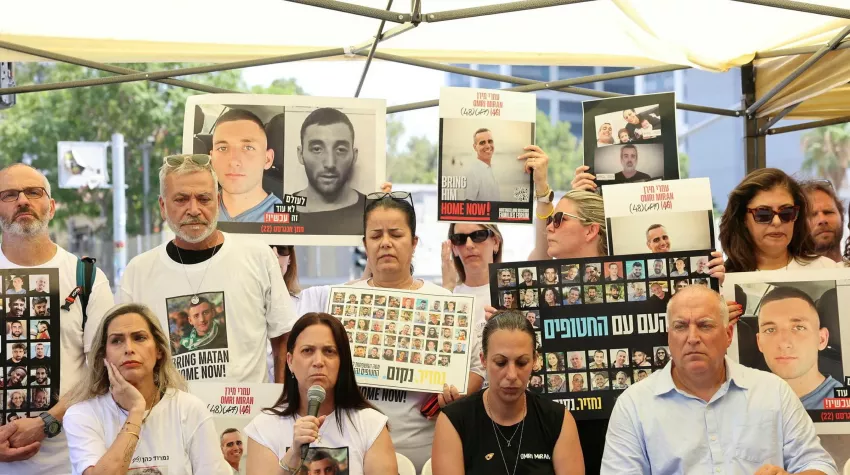 Angehörige der verschleppten und teilweise ermordeten israelischen Geiseln bei einer Pressekonferenz in Tel Aviv