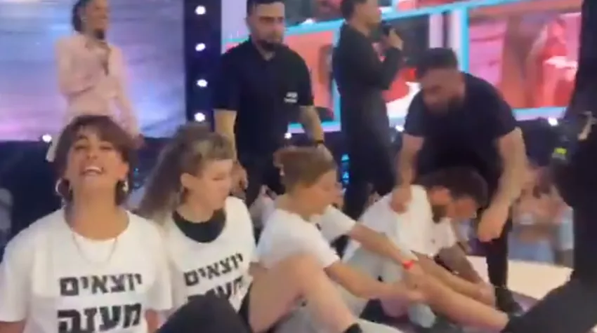 Israelische Aktivisten unterbrechen die Live-Übertragung der TV-Show „Big Brother“, um einen Waffenstillstand in Gaza zu fordern.
