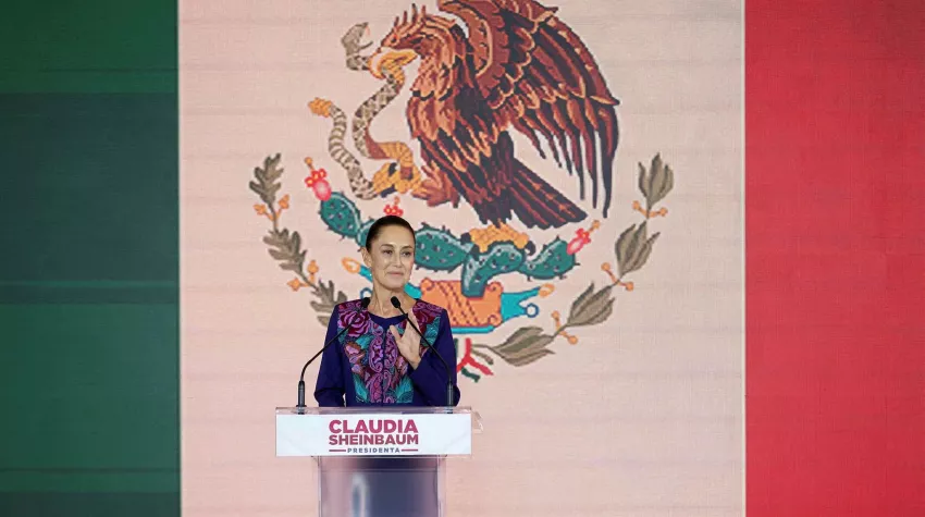 Claudia Sheinbaum vor der mexikanischen Fahne