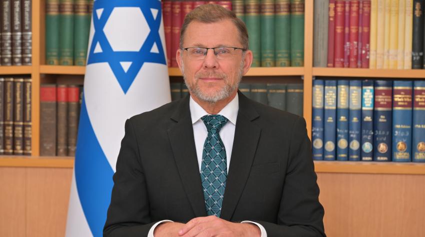 Tibor Schlosser vor der Israel-Fahne in Bern