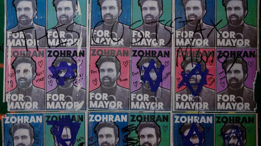 Graffiti, darunter Davidsterne, sind auf Plakaten von Zohran Mamdani zu sehen.