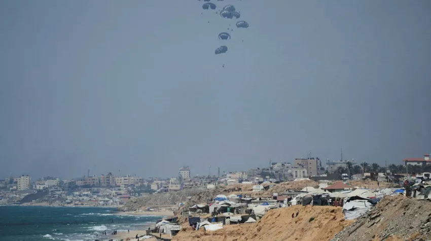Humanitäre Hilfe wird über dem Gazastreifen abgeworfen