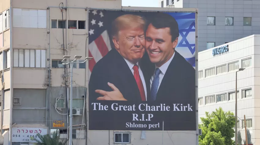 US-Präsident Donald Trump (links) umarmt Charlie Kirk auf einem Gedenk-Banner, das nach Kirks Tod in Tel Aviv aufgehängt wurde.