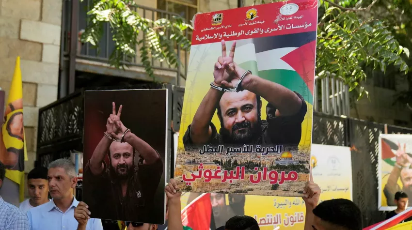Unterstützer Marwan Barghutis tragen bei einem Protest in Ramallah Plakate mit seinem Bild.
