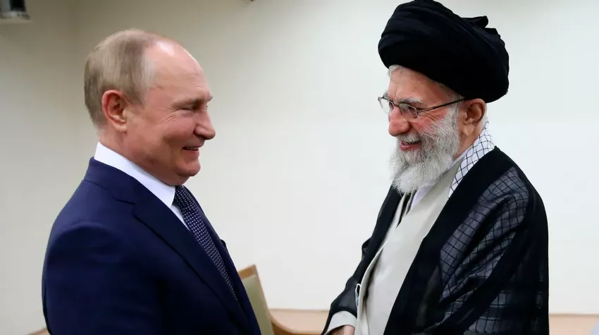 Putin (links) und Khamenei (rechts) in Teheran, 2022.