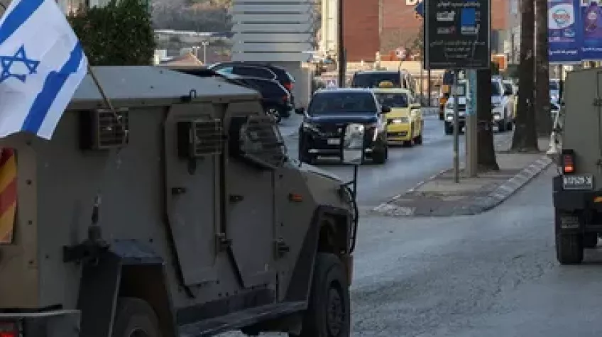 Israelisches Militärfahrzeug in der West Bank