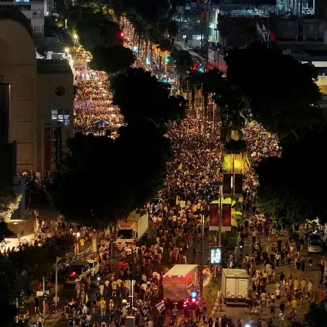 Tausende von Menschen demonstrieren in den Strassen von Tel Aviv