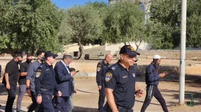 Ben-Gvir mit Sicherheitskräften auf dem Weg zum Tempelberg