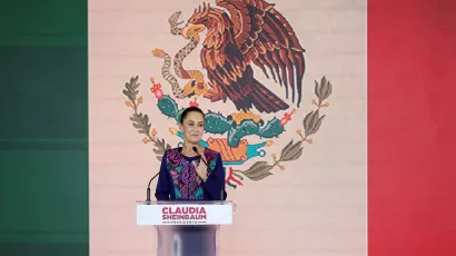 Claudia Sheinbaum vor der mexikanischen Fahne