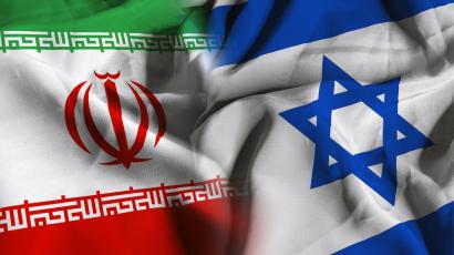 Israelische und iranische Fahne nebeneinander