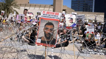 Angehörige der Geiseln fordern mit einer Stacheldrahtinstallation in Tel Aviv und Plakaten ihrer Liebsten einen Deal