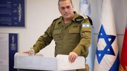 Ejal Zamir vor der israelischen Flagge