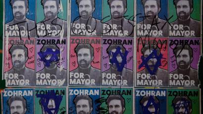 Graffiti, darunter Davidsterne, sind auf Plakaten von Zohran Mamdani zu sehen.