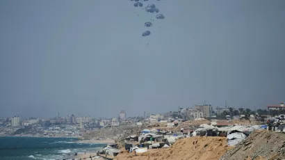 Humanitäre Hilfe wird über dem Gazastreifen abgeworfen