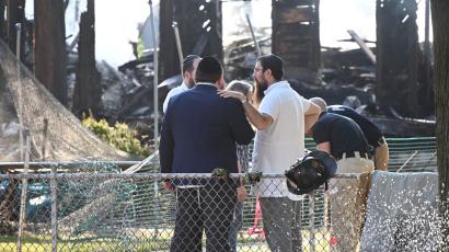 Rabbiner Yitzchok Lerman steht vor den Trümmern der Synagoge in Rutherford