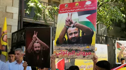 Unterstützer Marwan Barghutis tragen bei einem Protest in Ramallah Plakate mit seinem Bild.