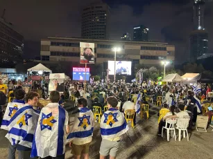 «Platz der Geiseln»  in Tel Aviv in den frühen Morgenstunden